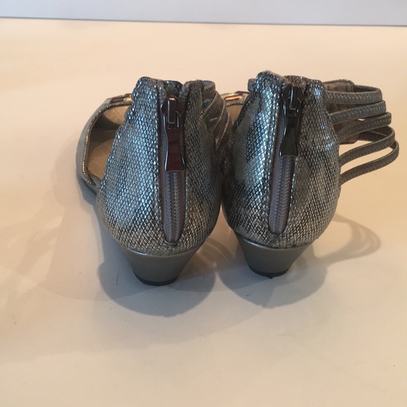 LIKE NEW SANDALS - Picture 2 of 3